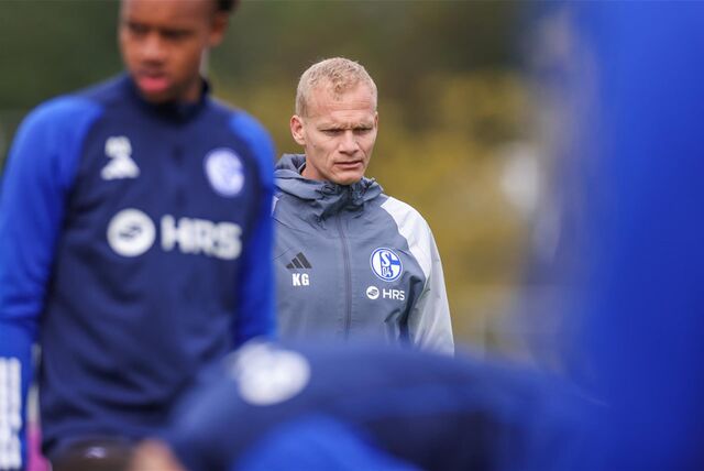 25.10.2023, Fussball, Saison 2022/2023, 2. Bundesliga, Training FC Schalke 04, Cheftrainer Karel Geraerts (FC Schalke 04)



Foto: Tim Rehbein/RHR-FOTO
