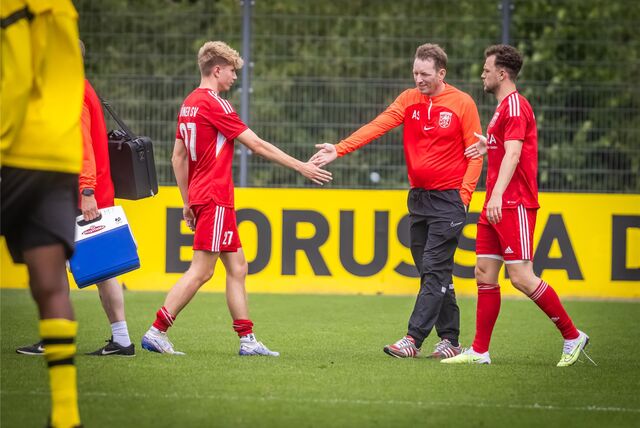 Conner Schönfelder (l.) und Axel Schmeing klatschen ab
