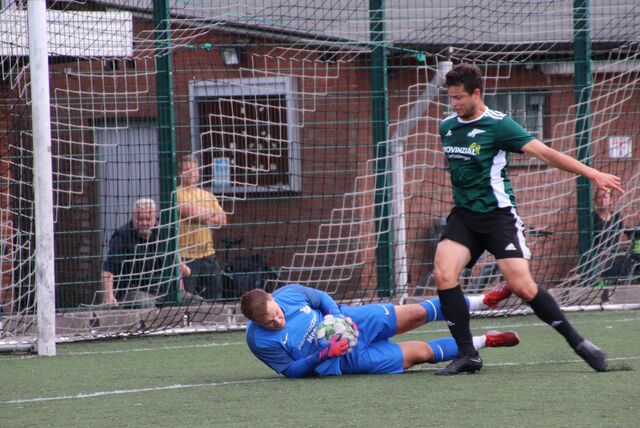 Frömerns Keeper Felix Goliasch pariert einen Schuss.