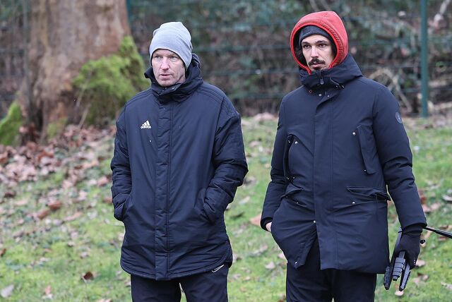 Axel Schmeing (l.) und Karim Bouasker blicken auf das Spielfeld.