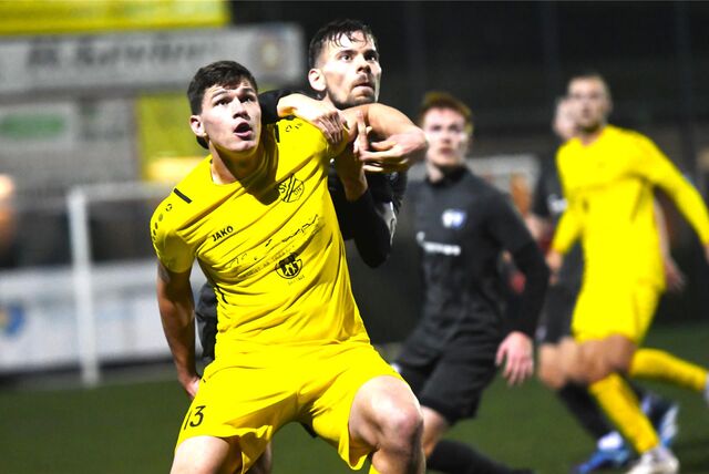 Fußball Kreispokal Achtelfinale, 26. Oktober 2023, SV Dorsten-Hardt – TuS Haltern 1:0. Leon Schwandt und Halterns Max Michalak erwarten einen hohen Ball.