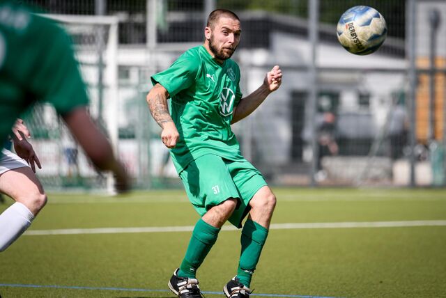 Kai Schinck spielt einen Pass.