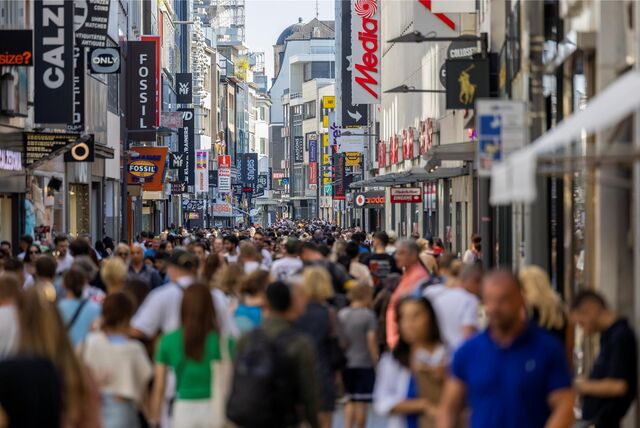 Viele Menschen begeben sich in die Innenstädte am verkaufsoffenen Sonntag am 29. Oktober 2023.