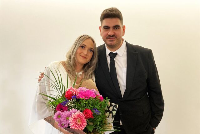 Fatih und Jacqueline Kocak haben sich nach ihrer Hochzeit im Hertener Standesamt in den Arm genommen und lächeln freundlich in die Kamera.