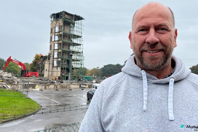 Thomas Thurau, Projektleiter bei der Firma Murtfeldt steht vor dem letzten Rest der abgerissenen Schokoladenfabrik am Heßlingsweg in Brackel