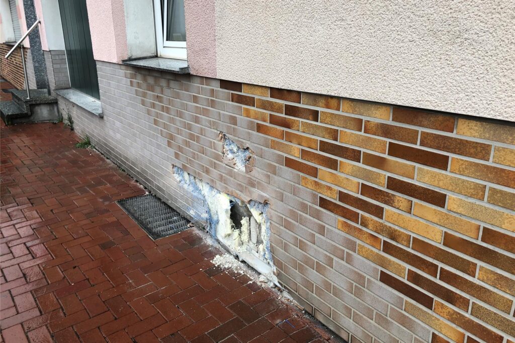 Die Spuren, die der Unfall an der Hauswand hinterlassen hat, waren am Tag danach deutlich sichtbar. Die Spuren, die der Unfall an der Hauswand hinterlassen hat, waren am Tag danach deutlich sichtbar.