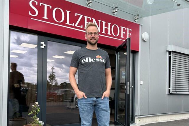 Dennis Stolzenhoff kann über die ständigen Verkehrsprobleme rund um den Unternehmenssitz an der Wethmarheide nur noch den Kopf schütteln.