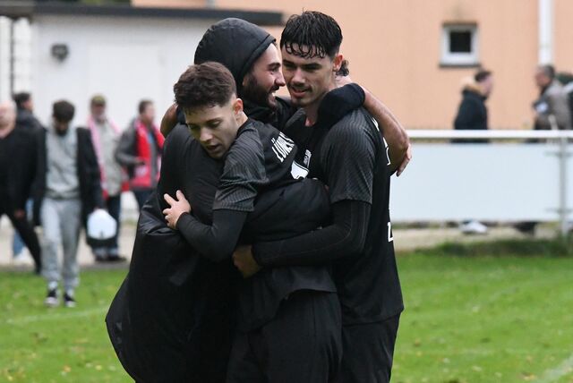 Jubel beim Lüner SV: Pablo Carriazo (v.) erzielte mit dem Abpfiff das 3:1 gegen den Hombrucher SV.