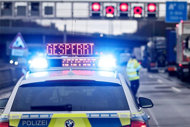 Im Autobahnkreuz Dortmund/Unna besteht am Dienstagmorgen (27. Februar) eine Gefahrenstelle (Symbolbild).