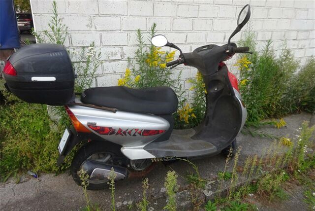 Schon seit einigen Monaten steht dieser Roller an der Aral-Tankstelle in Werne.