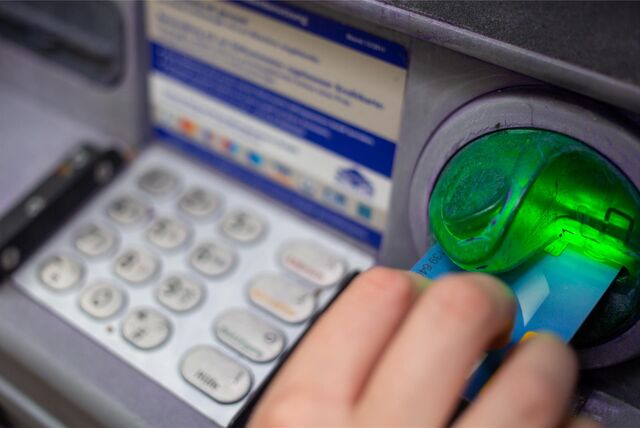 Eine EC-Karte wird in einen Bankautomaten geschoben (Symbolbild).