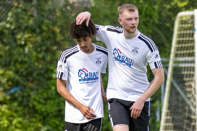 Francis Schön (l.) und Nils Rabe feiern Torerfolg.
