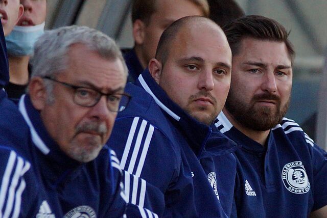 Co-Trainer Dennis Jaeger (re.) und Silvio Santoro (mi.) blicken auf das Spielfeld.