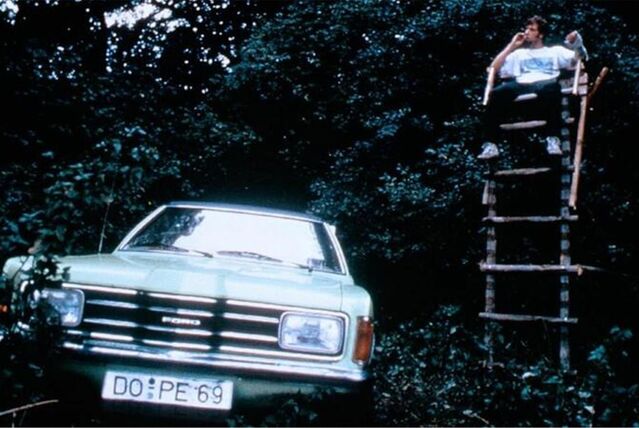 In dem Film „Bang Boom Bang“ fährt ein Ford Taunus mit dem Kennzeichen DO:PE 69 umher.