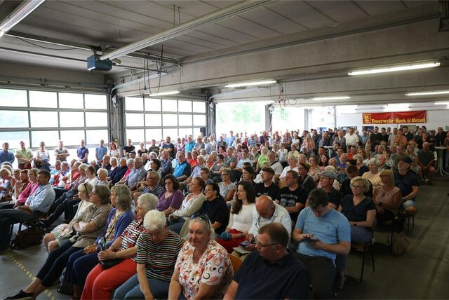 Bei der Informationsveranstaltung im Juni war das Feuerwehrgerätehaus voll besetzt.
