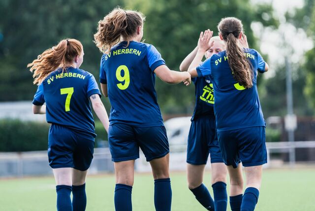 Die Frauen des SV Herbern klatschen sich ab.
