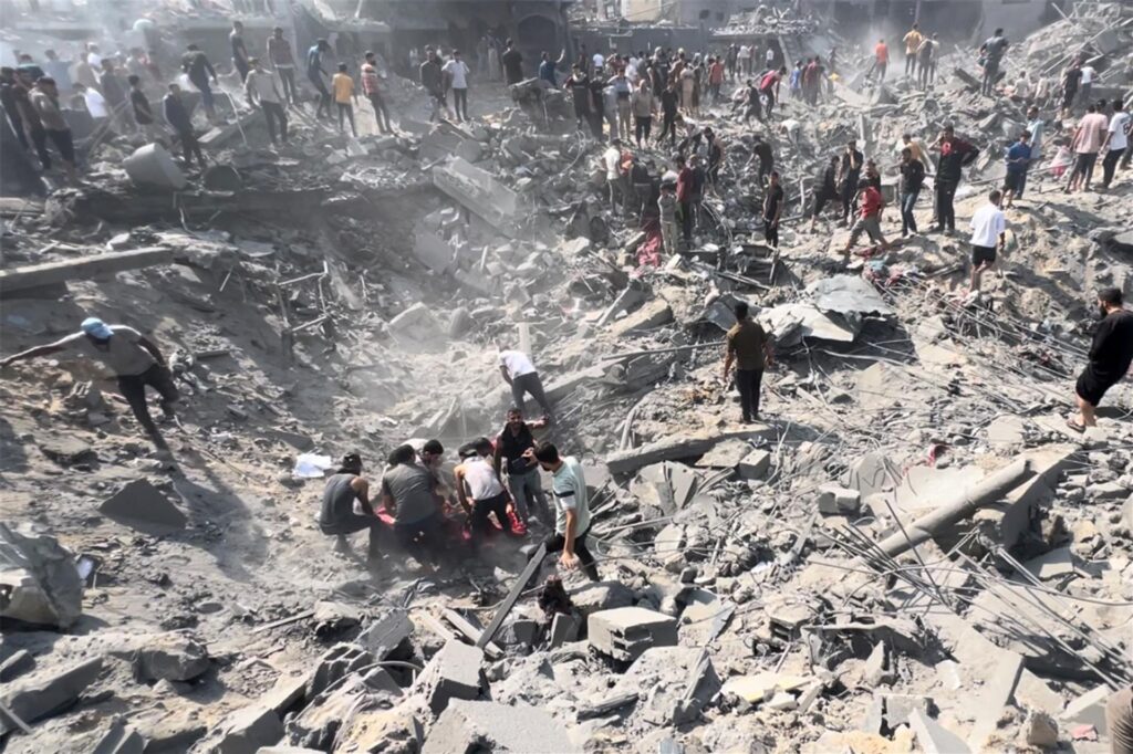 Palästinenser inspizieren die Schäden an Gebäuden, die von israelischen Luftangriffen getroffen wurden, im Flüchtlingslager Dschabalia im nördlichen Gazastreifen. Palästinenser inspizieren die Schäden an Gebäuden, die von israelischen Luftangriffen getroffen wurden, im Flüchtlingslager Dschabalia im nördlichen Gazastreifen.