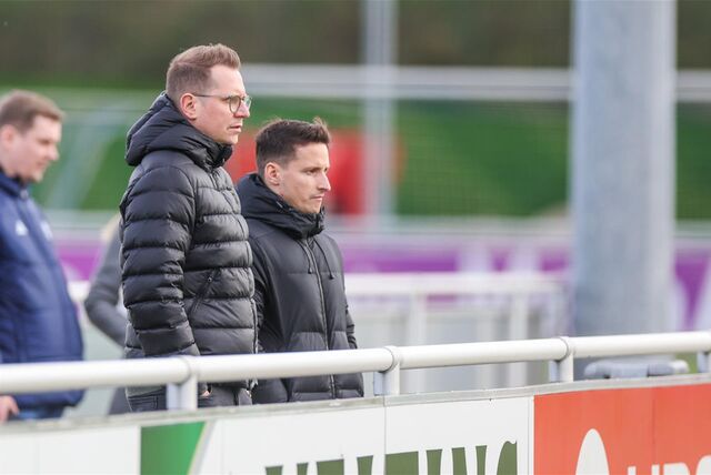 01.11.2023, Fussball, Saison 2022/2023, 2. Bundesliga, Training FC Schalke 04, v. l. Sportdirektor André Hechelmann (FC Schalke 04), Chefscout Christoph Kresse (FC Schalke 04)



Foto: Tim Rehbein/RHR-FOTO