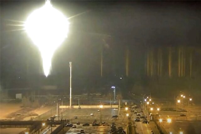Dieses Bild aus einem vom Kernkraftwerk Saporischschja veröffentlichten Video zeigt ein helles, aufflackerndes Objekt, das am Freitag, den 4. März 2022, auf dem Gelände des Kernkraftwerks in Enerhodar in der Ukraine landet. Russische Streitkräfte beschossen am frühen Freitag Europas größtes Kernkraftwerk und entfachten ein Feuer, als sie ihren Angriff auf eine wichtige energieerzeugende ukrainische Stadt fortsetzten und bei ihrem Versuch, das Land vom Meer abzuschneiden, an Boden gewannen.