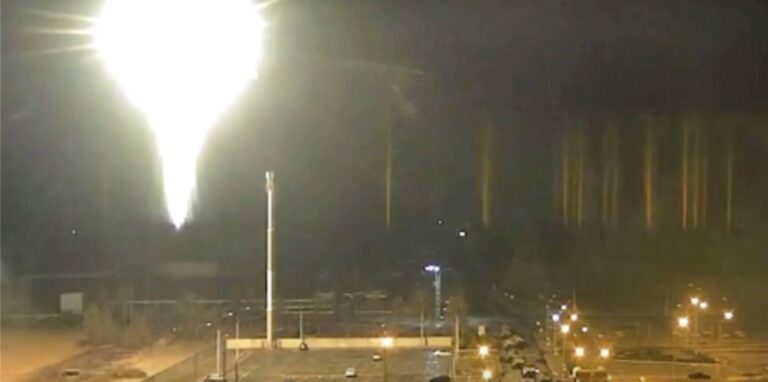Dieses Bild aus einem vom Kernkraftwerk Saporischschja veröffentlichten Video zeigt ein helles, aufflackerndes Objekt, das am Freitag, den 4. März 2022, auf dem Gelände des Kernkraftwerks in Enerhodar in der Ukraine landet. Russische Streitkräfte beschossen am frühen Freitag Europas größtes Kernkraftwerk und entfachten ein Feuer, als sie ihren Angriff auf eine wichtige energieerzeugende ukrainische Stadt fortsetzten und bei ihrem Versuch, das Land vom Meer abzuschneiden, an Boden gewannen.