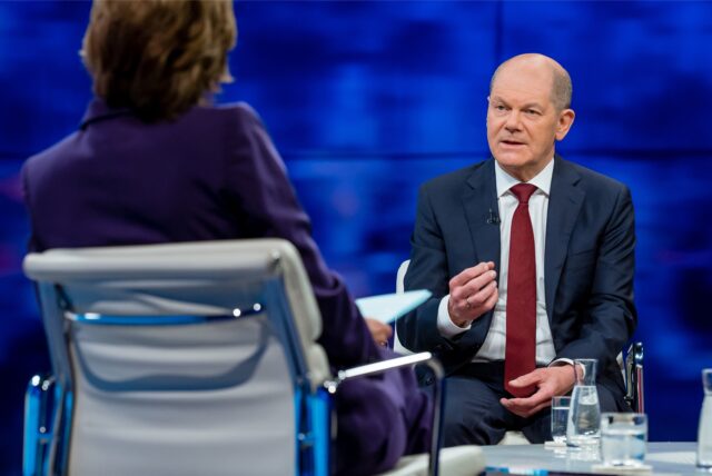 Bundeskanzler Olaf Scholz (SPD) spricht in der ZDF-Sendung «maybrit illner» zur Moderatorin Maybrit Illner.
