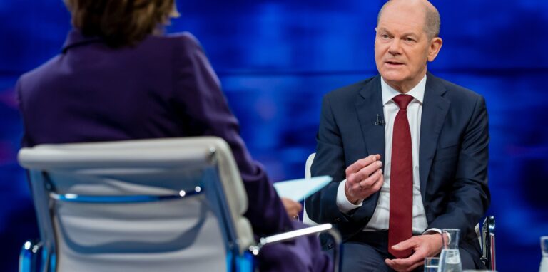 Bundeskanzler Olaf Scholz (SPD) spricht in der ZDF-Sendung «maybrit illner» zur Moderatorin Maybrit Illner.