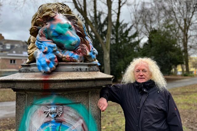 Der „Schlafende Löwe“ im Westpark (hier mit dem damaligen Bezirksbürgermeister Friedrich Fuß im Januar 2023) ist andauernd beschmiert. Deshalb soll das über 150 Jahre alte Denkmal umziehen.
