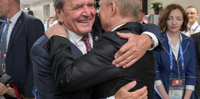 Gerhard Schröder (SPD, l), ehemaliger Bundeskanzler, hat sich bislang nicht von Wladimir Putin, Präsident von Russland, gelöst. Die Kritik im ganzen Land nimmt zu.