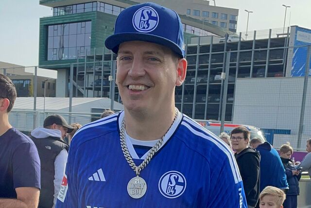 Als Fan besuchte Money Boy vor ein paar Wochen eine Trainingseinheit des S04. Gleichzeitig wurde vor Ort ein Rap-Video gedreht.
