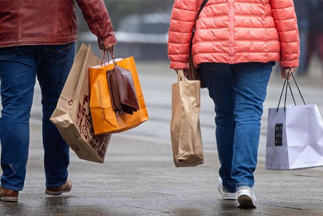 Zwei Passanten shoppen in NRW an einem verkaufsoffenen Sonntag.