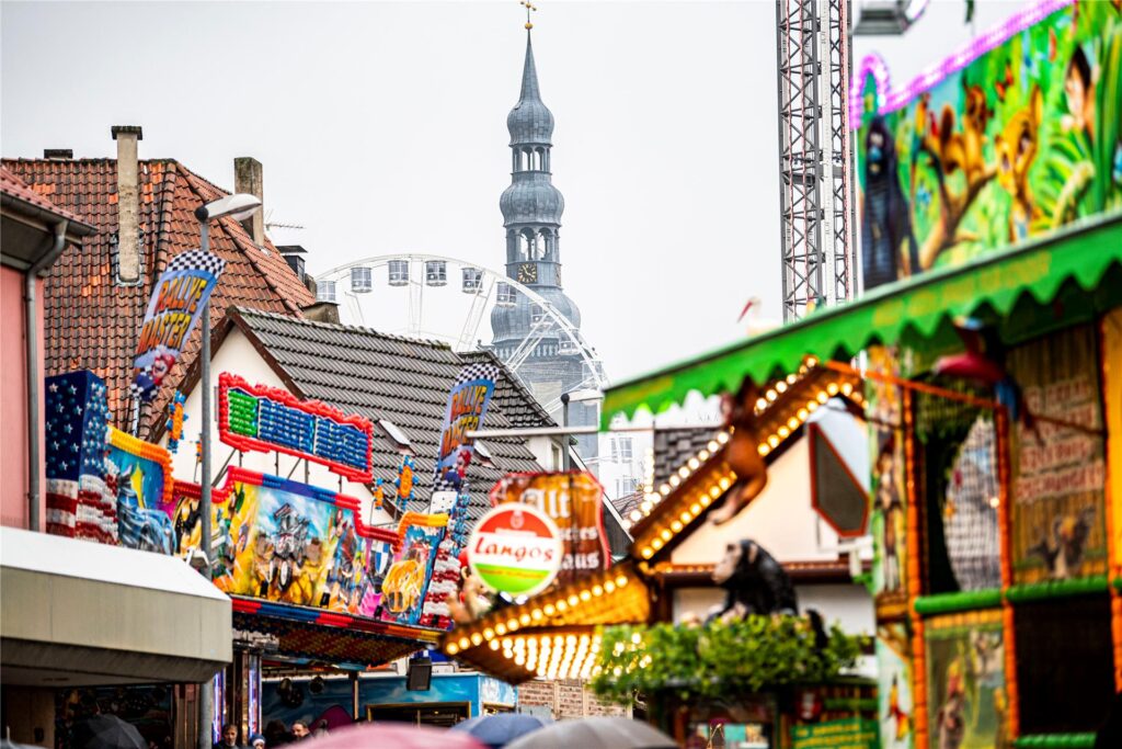 Buden und Fahrgeschäfte auf der Allerheiligenkirmes in Soest leuchten in hellen Farben. Buden und Fahrgeschäfte auf der Allerheiligenkirmes in Soest leuchten in hellen Farben.