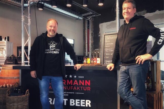 Michael Nehring und Jens Kan stehen vor der Theke: Sie ist der Dreh- und Angelpunkt in dem neuen Pop-up-Store der Braumanufaktur.