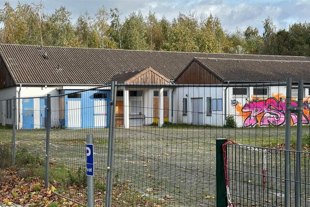 Der alte Lidl-Markt an der Dorotheenstraße in Unna hinter einem Bauzaun.