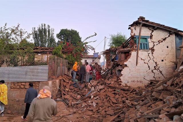 Ein von RSS erhaltenes Bild zeigt Menschen, die nach dem Erdbeben in Thaple in Jajarkot im äußersten Westen Nepals nach ihren Habseligkeiten in den Trümmern suchen.