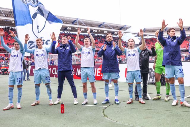 Schalker Spieler feiern 2:1-Sieg in Nürnberg mit Fans