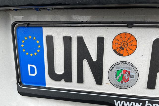 Ein Nummernschild mit dem Unterscheidungszeichen UN.