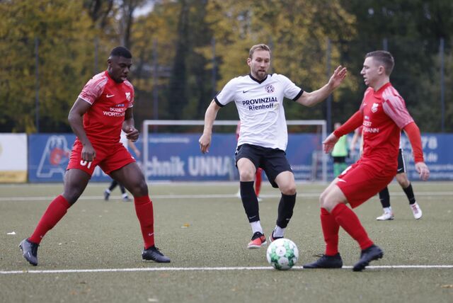 Jan Pfeffer (M.) und der SSV Mühlhausen setzten sich deutlich gegen den Kirchhörder SC durch.
