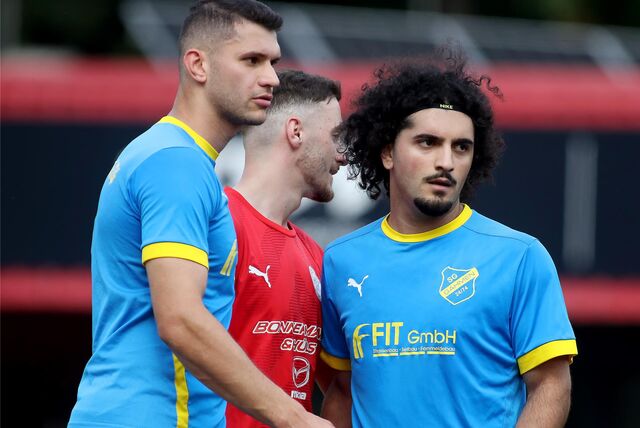 Ahmed Ersoy (l.) erzielte die Führung für die SG Gahmen.