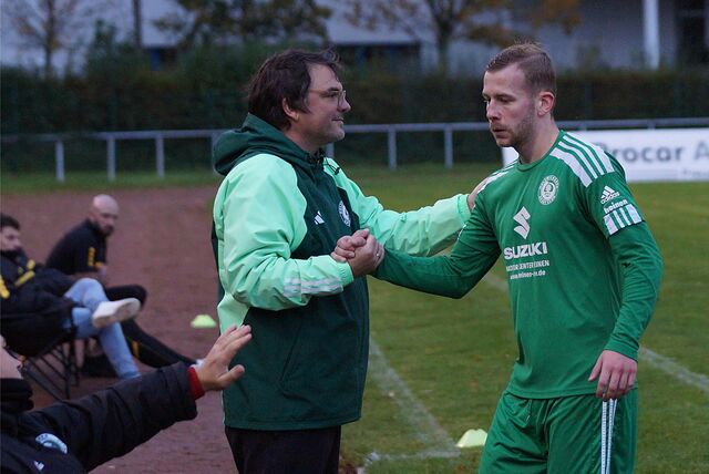 Der für Eduardo Hiller ausgewechselte Maurice Majewski beim Abklatschen mit Benjamin Hartlieb.