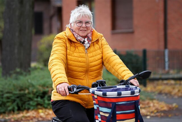 Edith Wittig-Sommerfeld (73) aus Weddinghofen fährt mit dem Fahrrad zum Einkaufen nach Oberaden.