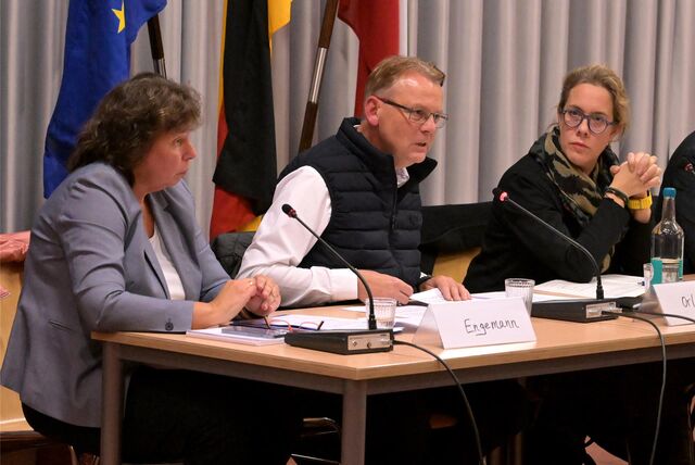 Bürgermeister Thomas Orlowski, die Beigeordnete Sylvia Engemann (links) und Dr. Christina Schaefer von der Bezirksregierung informierten über die gemeinsamen Pläne für die Zeltstadt in Bork.