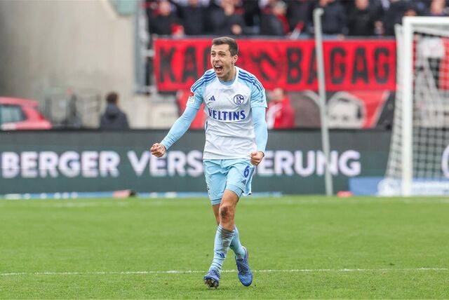 04.11.2023, Fussball, 2. Bundesliga, 12. Spieltag, Saison 2023/2024, 1. FC Nürnberg – FC Schalke 04, Ron Schallenberg (FC Schalke 04) jubelt.



Foto: Tim Rehbein/RHR-FOTO
