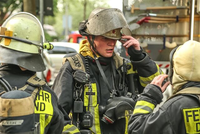 Einsatzkräfte der Feuerwehr nach einem Wohnungsbrand
