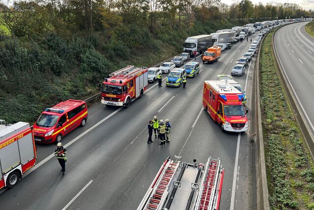 Autos stauen sich auf der A1 nach einem Unfall am Mittwoch (8.11.) über mehrere Kilometer.