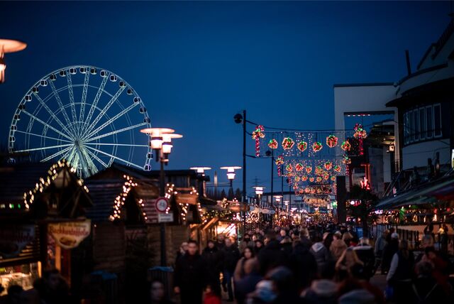 Auf dem Weihnachtsmarkt in Oberhausen 2023 sind eine Vielzahl an Ständen aufgebaut.