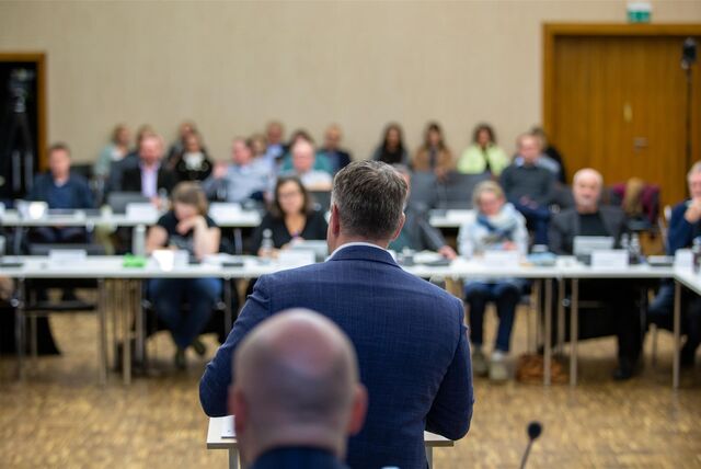 Kreisdirektor Mike-Sebastian Janke steht am Rednerpult des Kreistages in Unna.