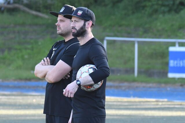 David Sawatzki (r.) und Co-Trainer Christian Sawatzki schauen auf das Spielfeld.
