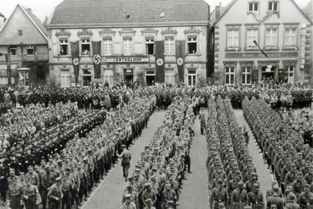 Der Werner Marktplatz verwandelte sich schon beim Kreistreffen der NSDAP im Mai 1938 in eine Nazi-Arena.