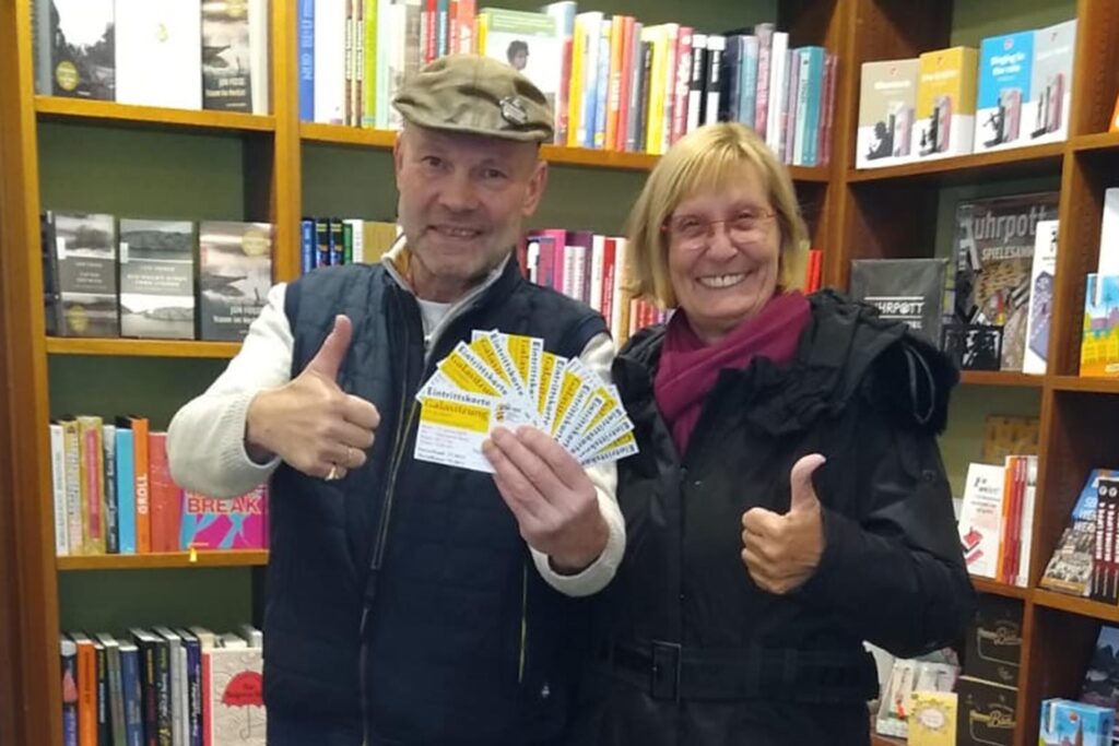 Hubertus Waterhues verkauft bei Bücher Beckmann die Karten für die Karnevalsveranstaltungen. Hubertus Waterhues verkauft bei Bücher Beckmann die Karten für die Karnevalsveranstaltungen.