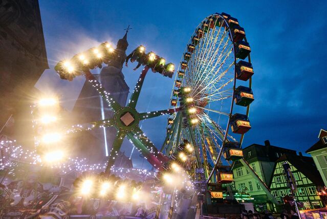 Fahrgeschäfte und bunte Lichter auf der Allerheiligenkirmes Soest